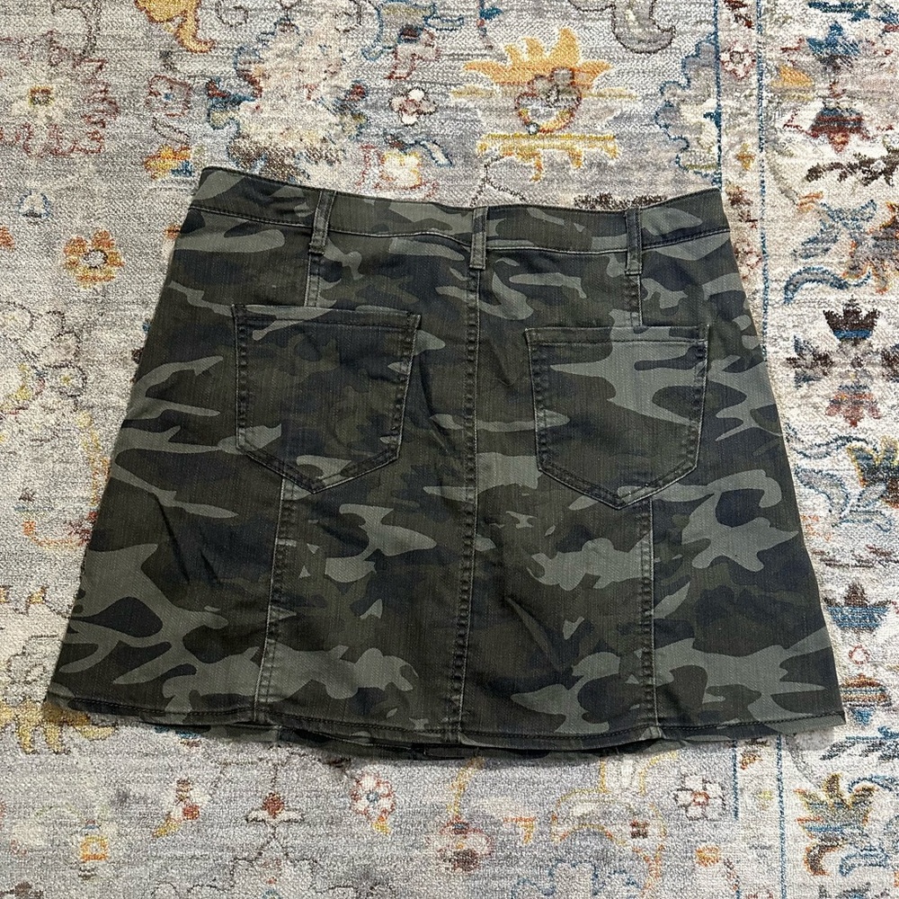 Faded Glory Vintage Green Camo Button-Front Pleated Back Pockets Skirt Size 14 - Picture 2 of 5